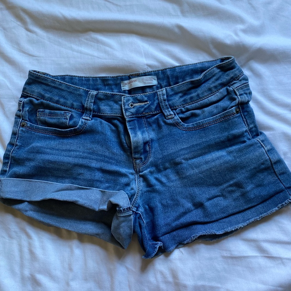 No boundaries low rise shorts